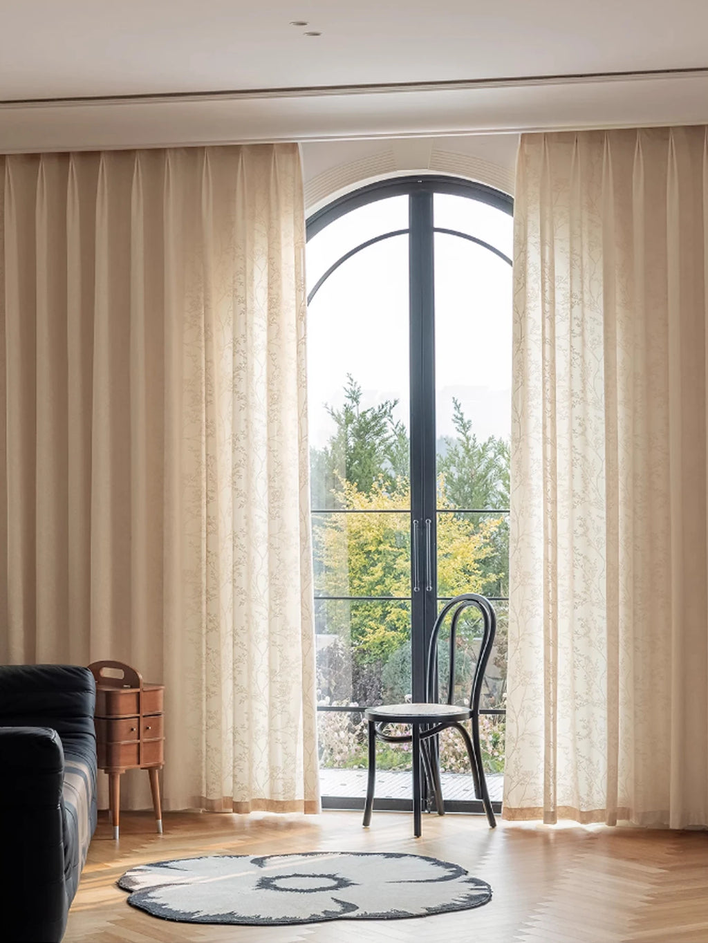 Rideau voilage jacquard beige motif branches, pose à passe-tringle