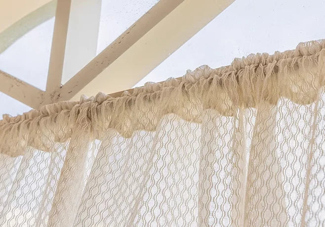 Rideau demi-hauteur en voile beige clair à pompons style rétro (1 panneau)