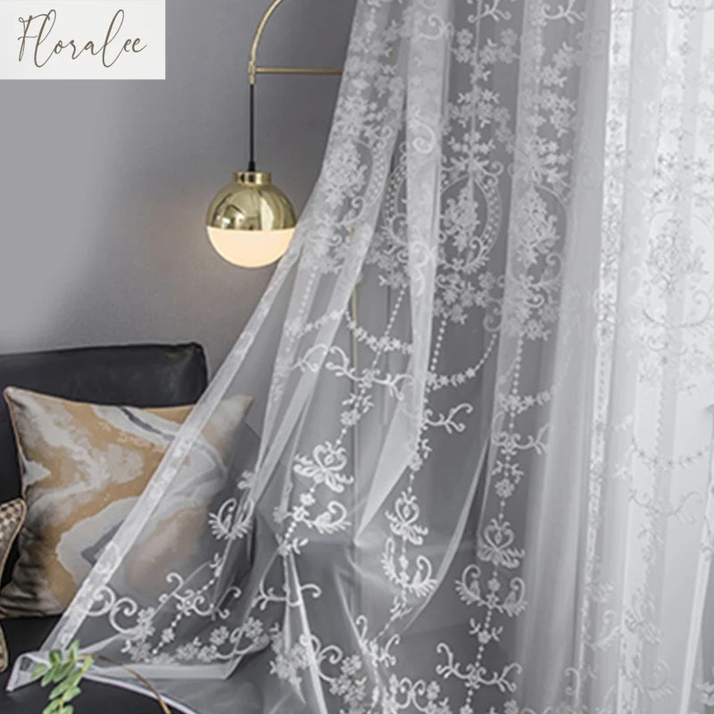 Rideau en voile brodé floral de luxe, pose à passe-tringle