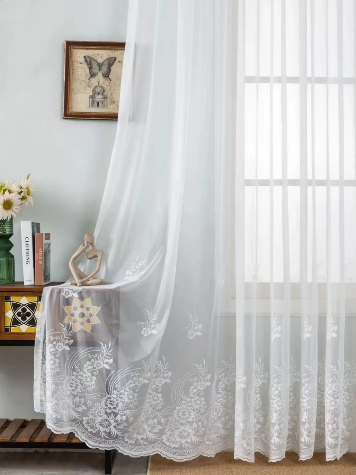Rideau voilage blanc brodé motifs floraux tamisant léger, pose à œillets