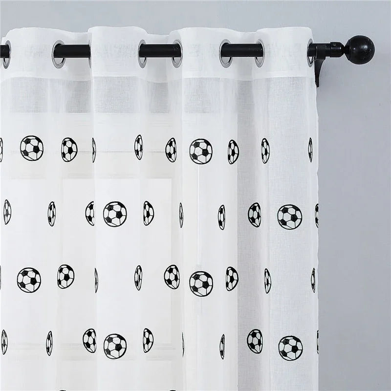 Voilage blanc brodé ballons de football tamisant, largeur 100 à 139 cm