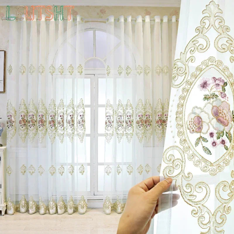 Rideau voilage blanc brodé luxe en polyester tamisant, pose à œillets