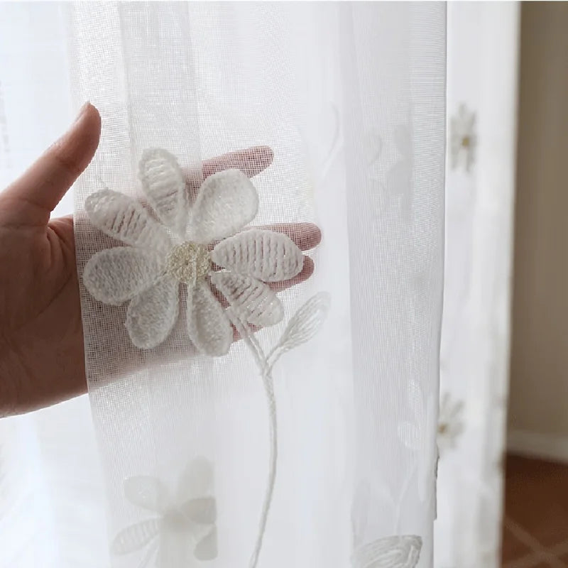 Voilage brodé floral blanc transparent pour porte-fenêtre et baie vitrée (1 paznneau)