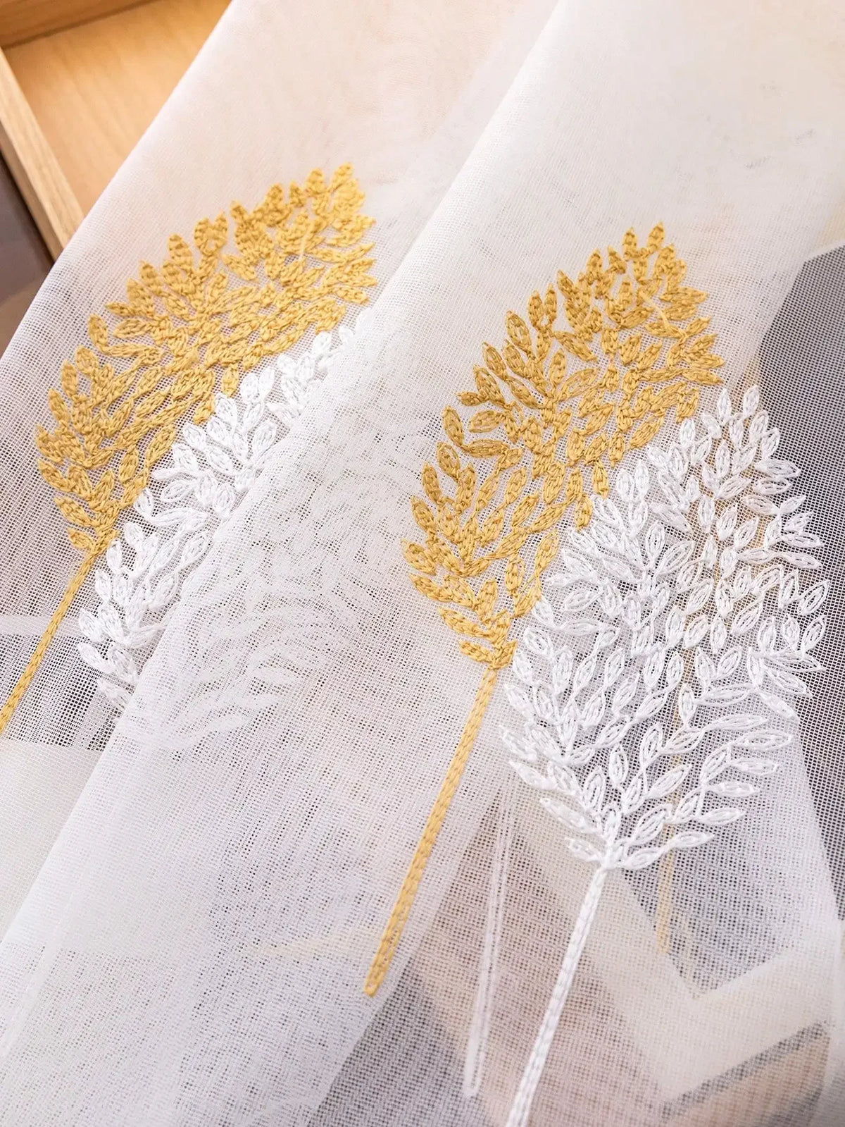 Voilage blanc brodé feuilles jaunes tamisant en polyester, largeur 100 à 139 cm