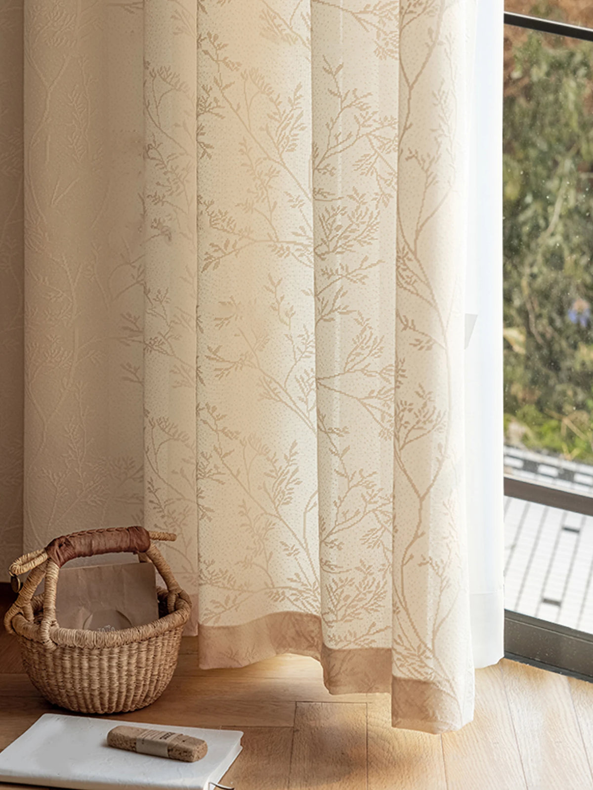 Rideau voilage jacquard beige motif branches, pose à œillets