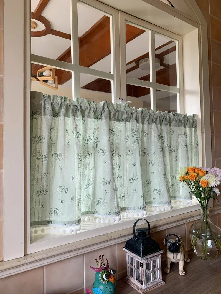 Rideau court en coton à motifs floraux avec pompons, largeur moins de 100 cm