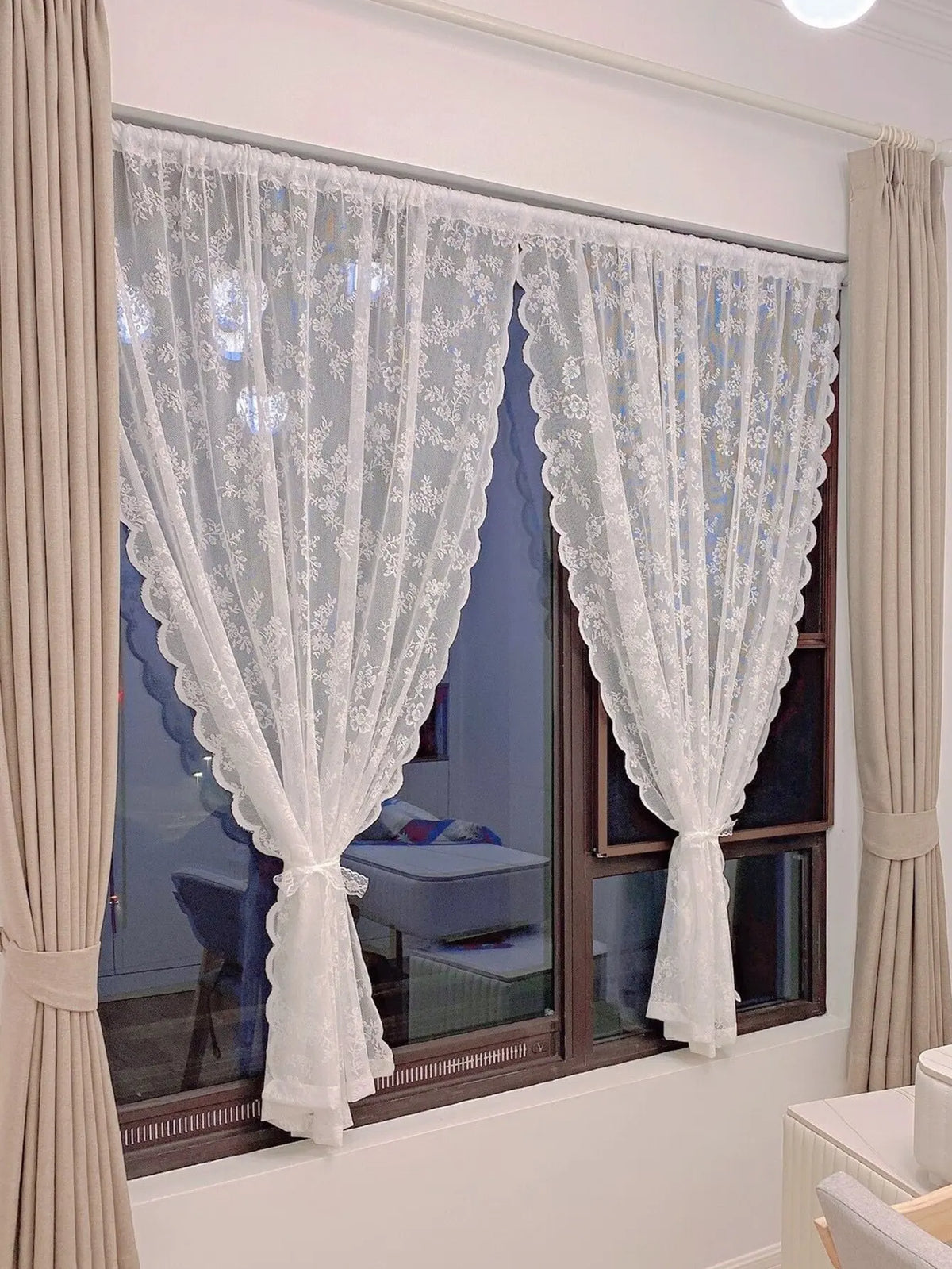 Voilage blanc en dentelle florale tamisant élégant, largeur moins de 100 cm