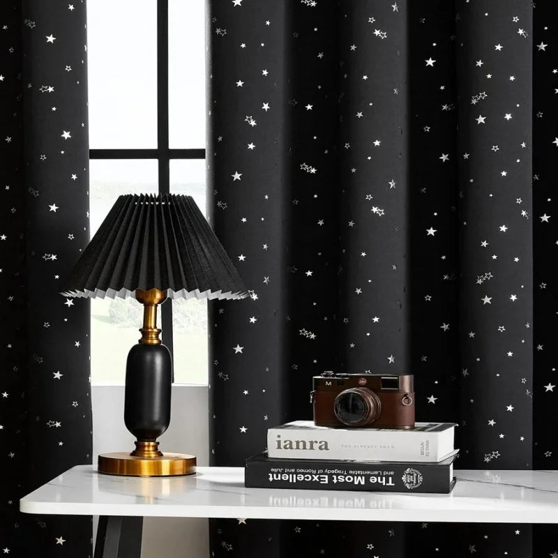 Rideau occultant noir motif étoiles métalliques pour chambre