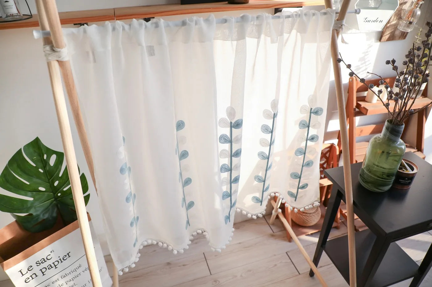 Valance Brodée Semi-Translucide pour Fenêtre – Voilage Floral avec Pompons pour Cuisine