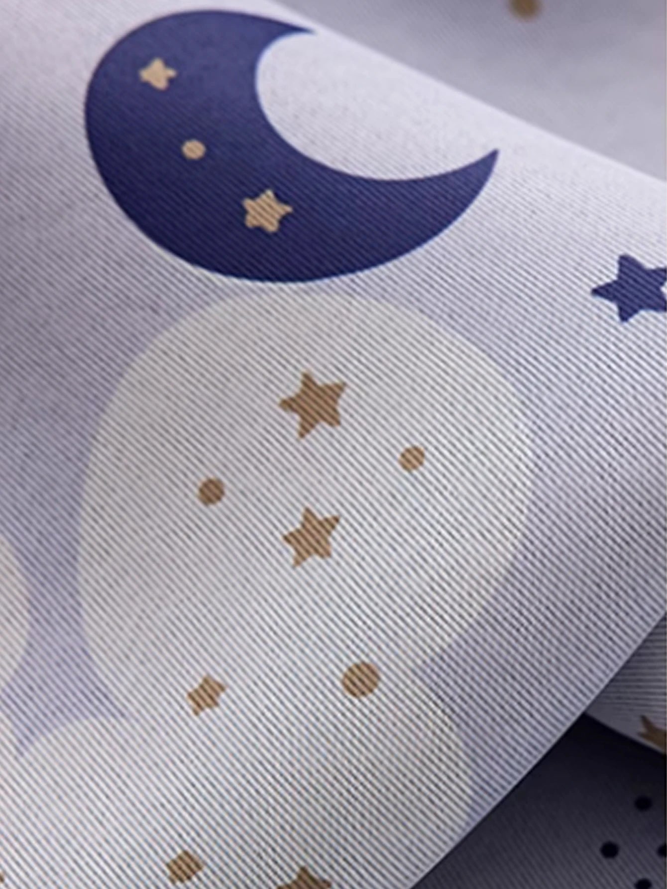 Rideau occultant enfant bleu à motifs lune et étoiles thermiques