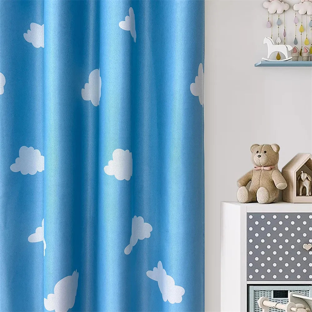 Rideau occultant bleu à motifs nuages pour chambre enfant
