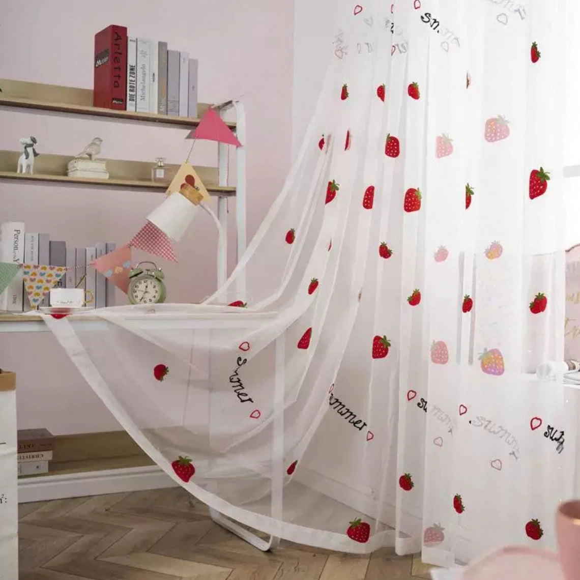 Rideau voilage enfant fraises brodées polyester tamisant chambre fille, largeur 100 à 139 cm