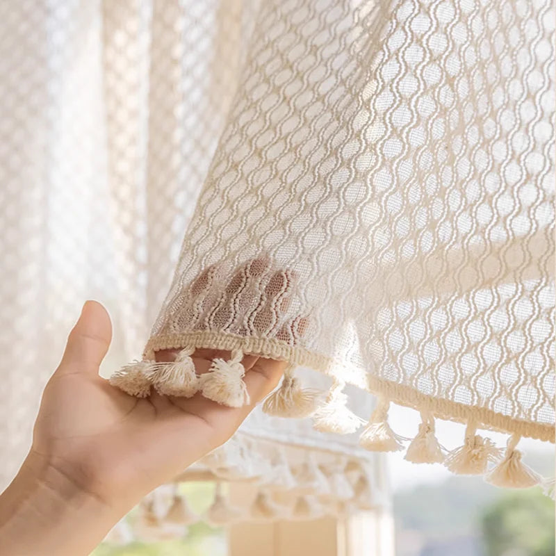 Rideau demi-hauteur en voile beige clair à pompons style rétro (1 panneau)