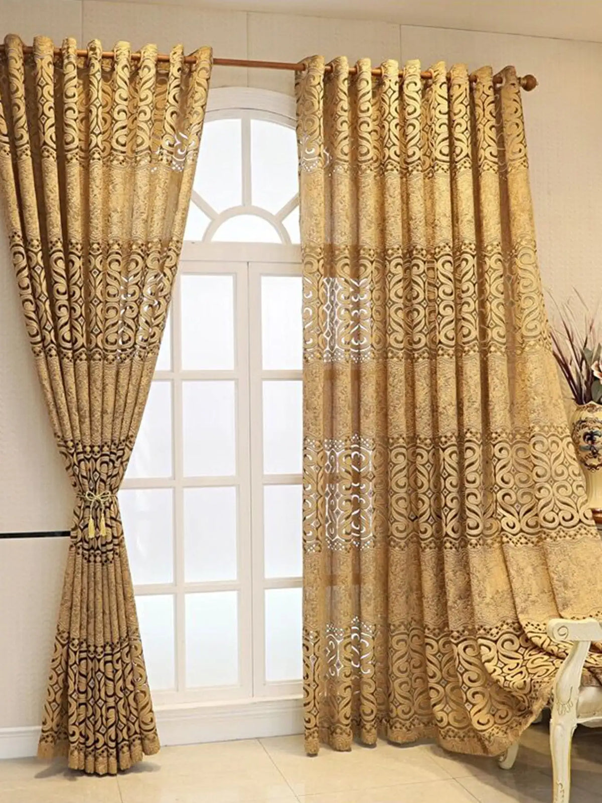 Rideau tamisant doré à motifs ajourés, largeur 100 à 139 cm