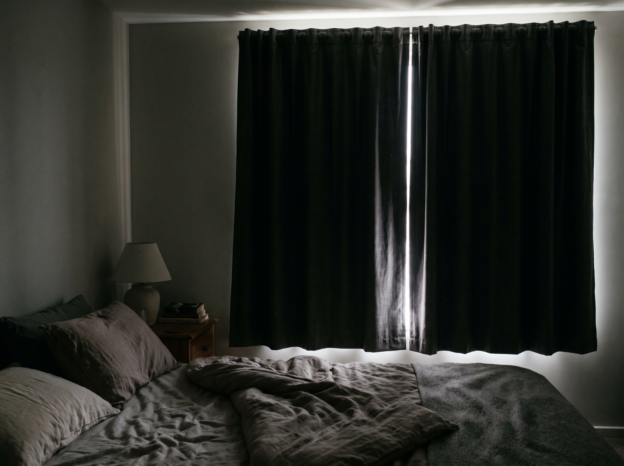 Chambre plongée dans le noir en plein jour par des rideaux occultants Image