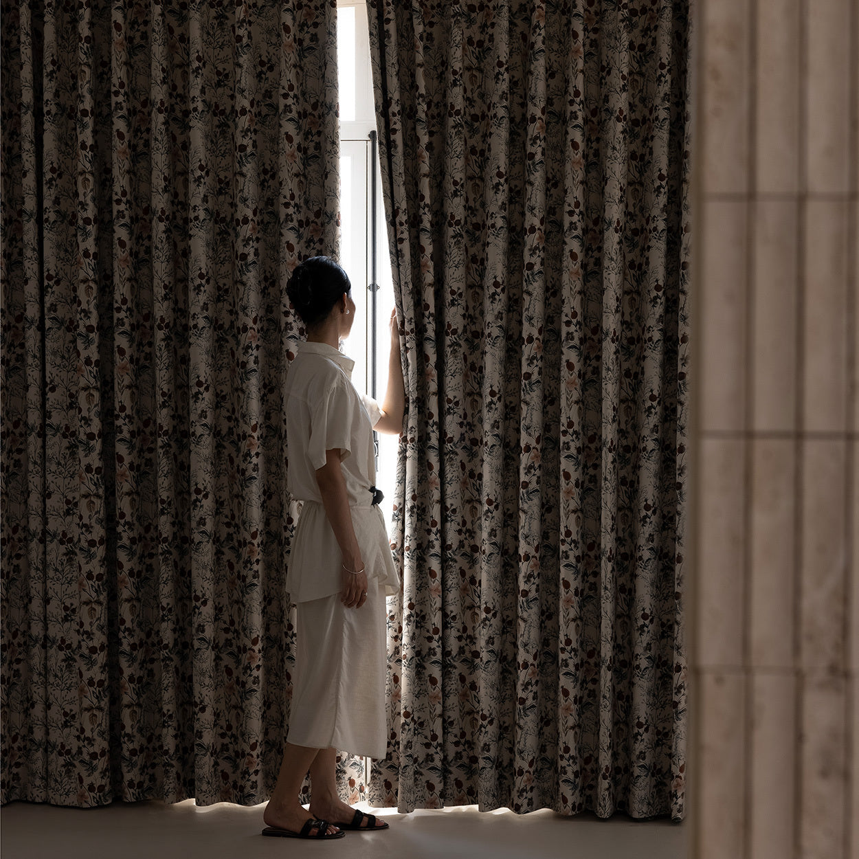 Rideau occultant jacquard floral beige pour porte-fenêtre et salon