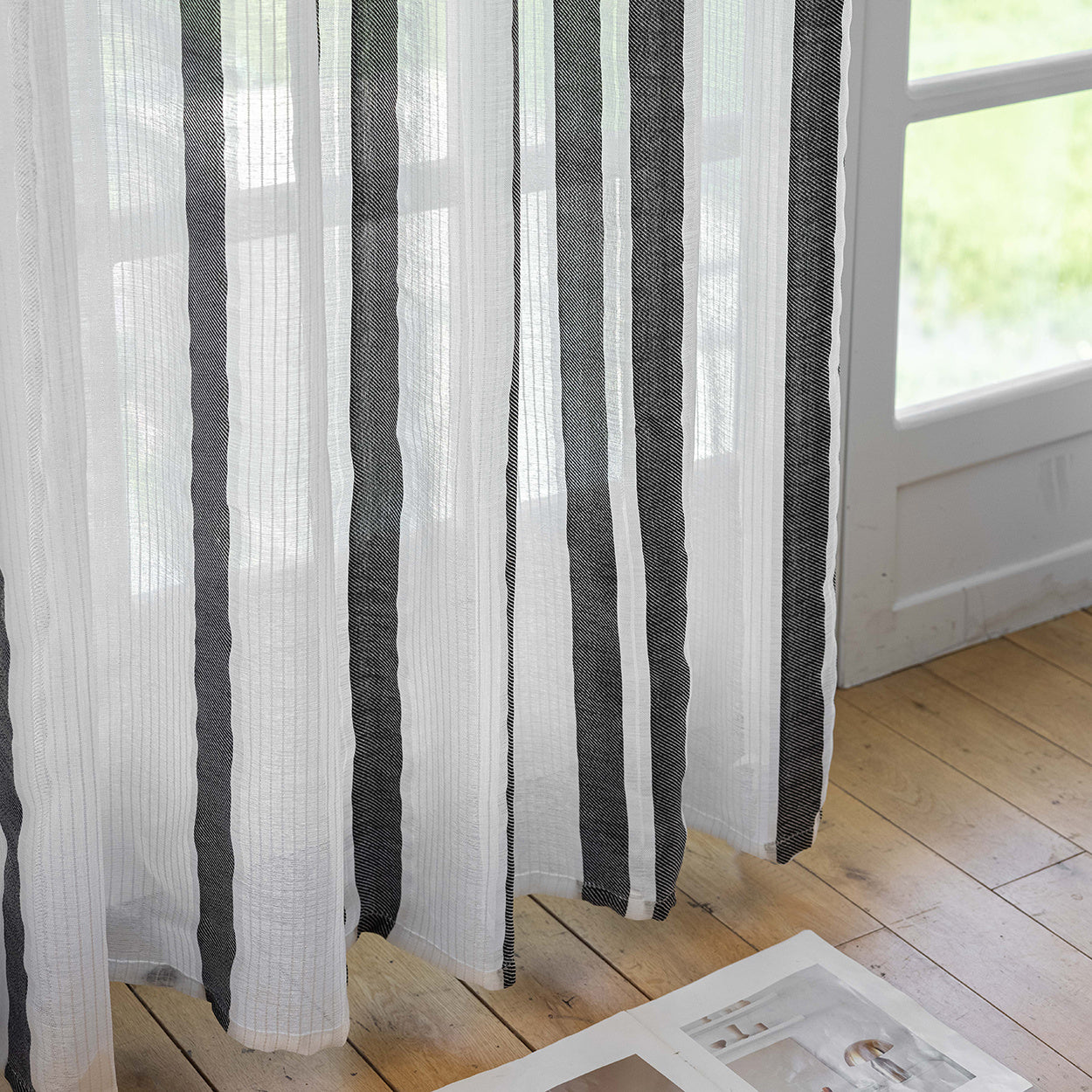Rideau voilage rayé noir et blanc tamisant en polyester pour salon